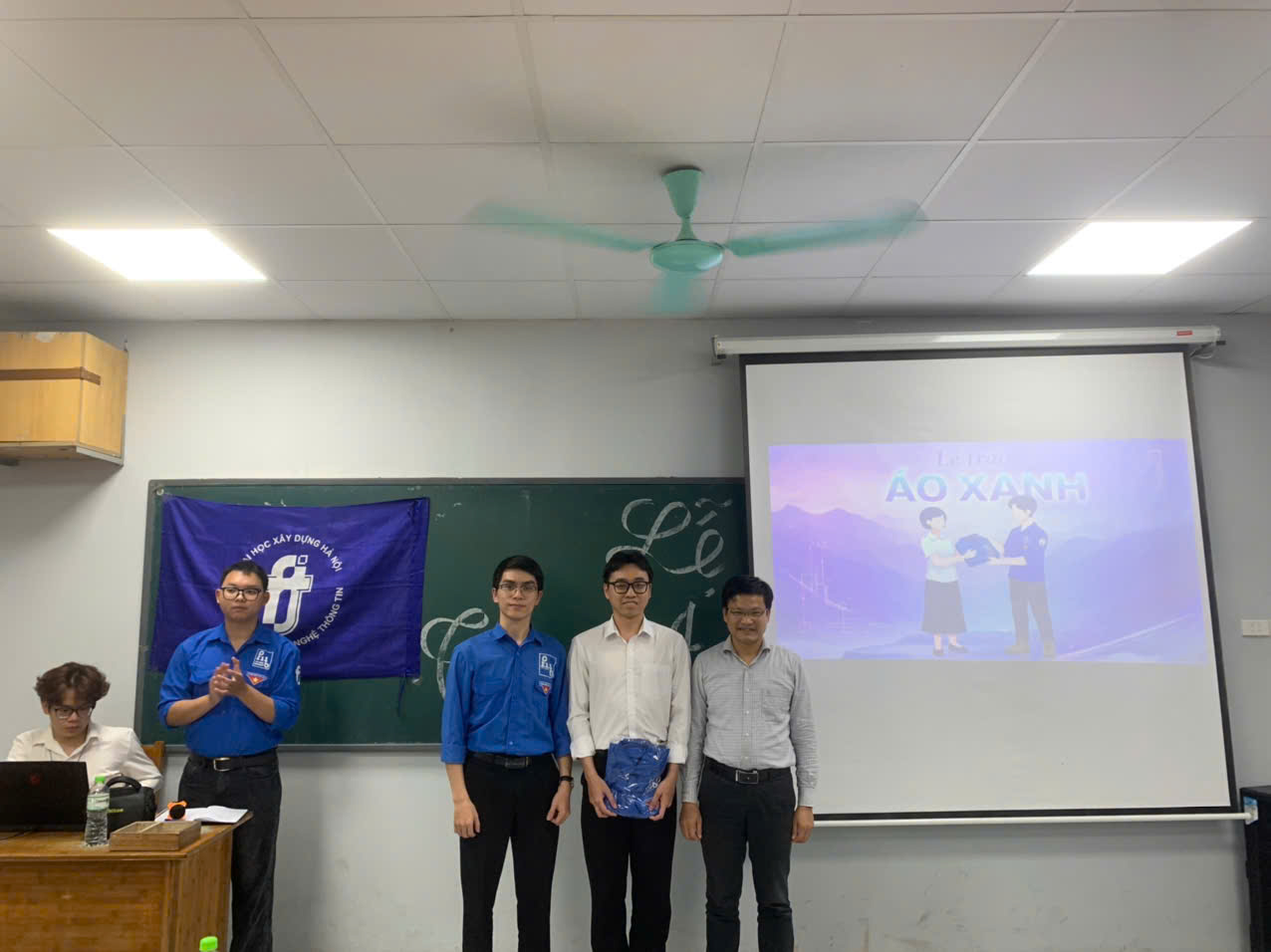 CONFERENCE TO REORGANIZE THE EXECUTIVE COMMITTEE AND CEREMONY TO EXCHANGE THE BLUE SHIRT OF THE INFORMATION TECHNOLOGY FACULTY STUDENT VOLUNTEER TEAM