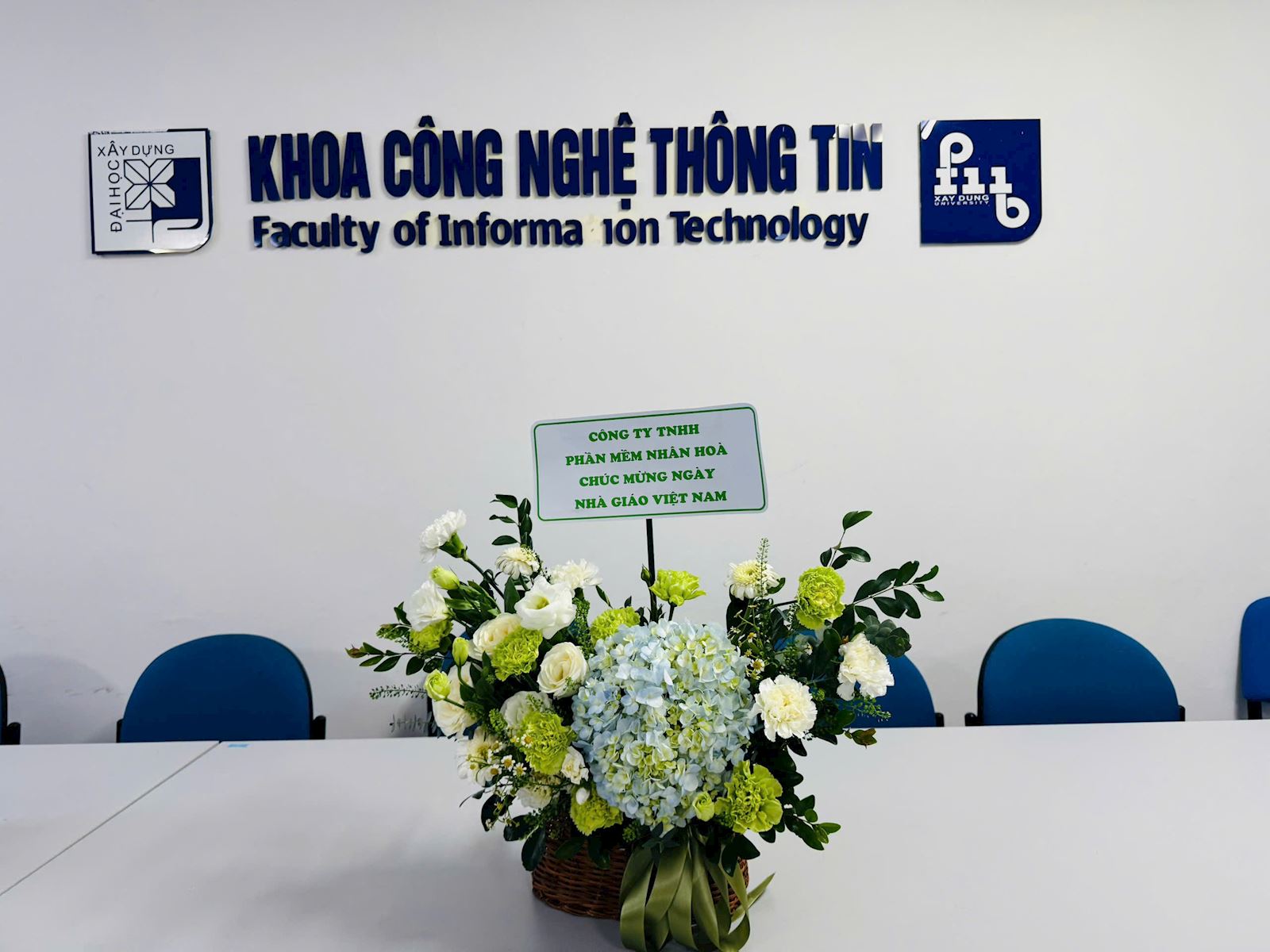 Nhan Hoa Software Company congratulates the Faculty of Information Technology on Vietnamese Teachers' Day.