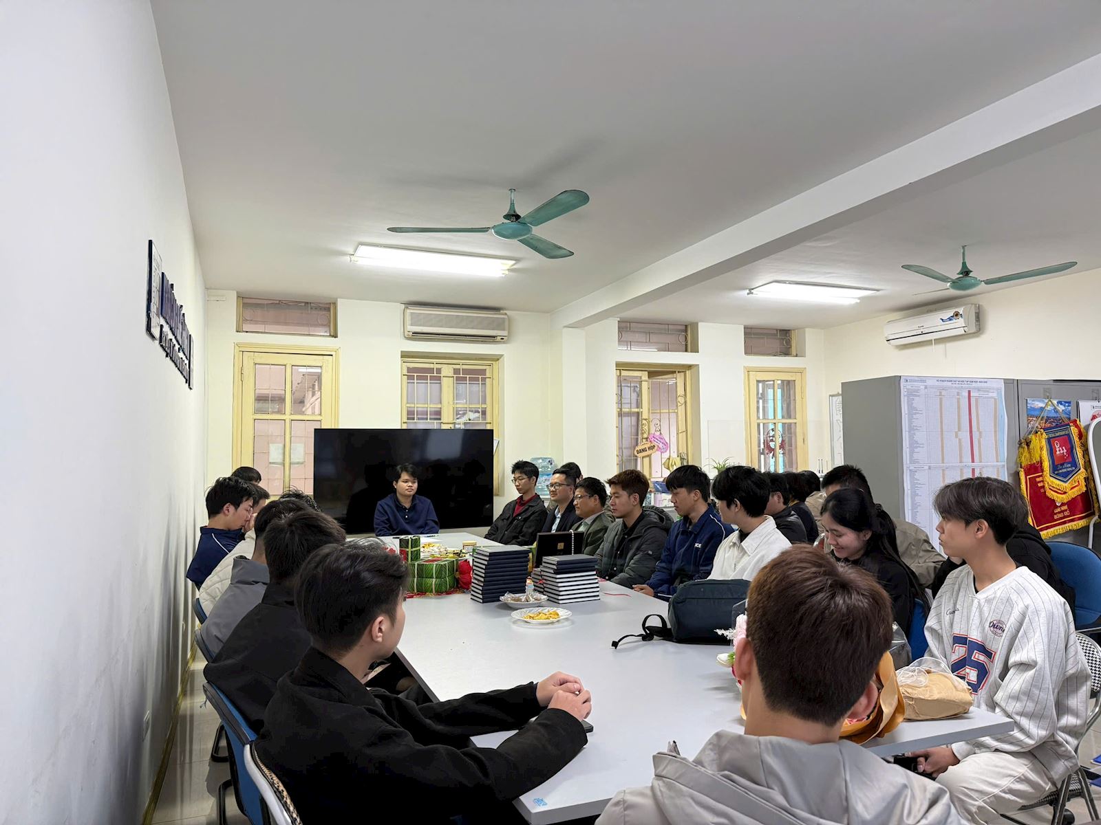 THE FACULTY OF INFORMATION TECHNOLOGY HONORS AND AWARDS TO STUDENTS WHO WON AWARDS IN OLYMPICS, SCIENTIFIC RESEARCH, AND STUDENT ACTIVITIES – SPREADING THE SPIRIT OF LEARNING AND CREATIVITY