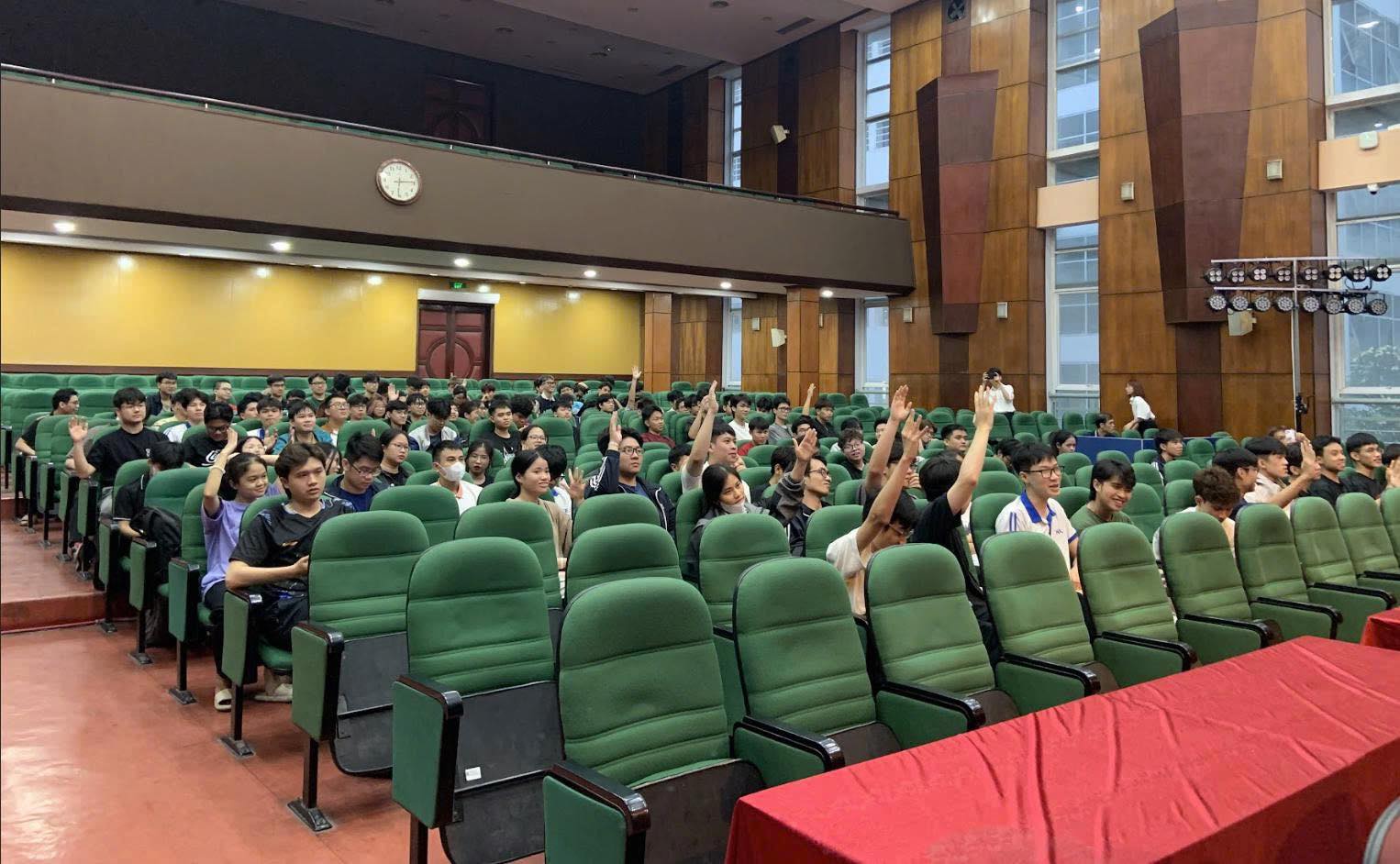 The Faculty of Information Technology provides in-depth introductions to K69 students majoring in Information Technology.