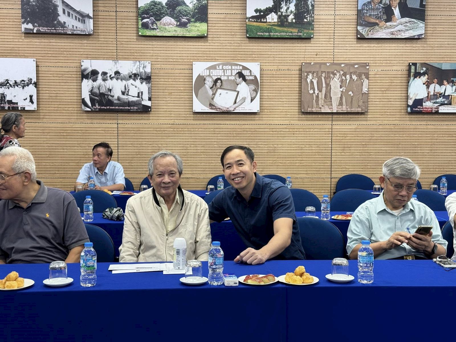 HAPPY 80TH BIRTHDAY TO TEACHER HOANG THE EN!