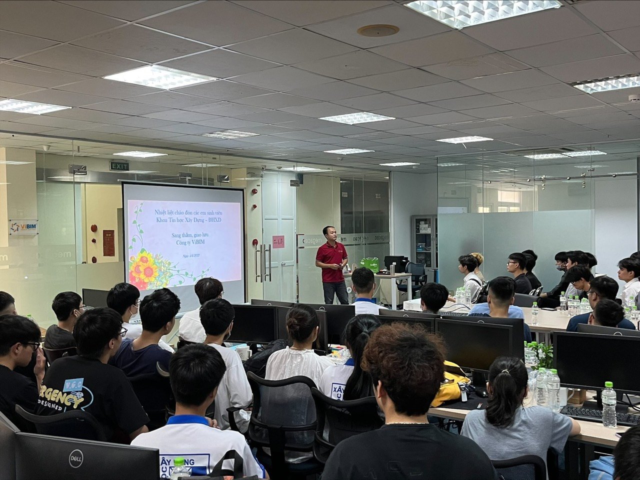 Students majoring in Construction Informatics visit a company.