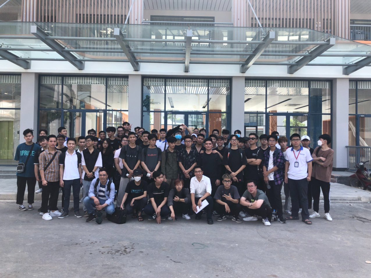 Students majoring in Construction Informatics visited Himlam Green Park urban area in Bac Ninh for a field trip.