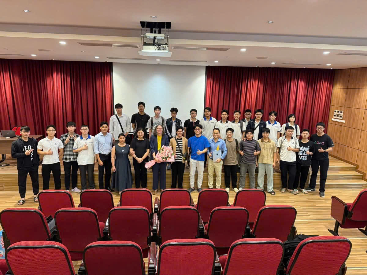 A talk with representatives from Wyoming University (USA) at HUCE