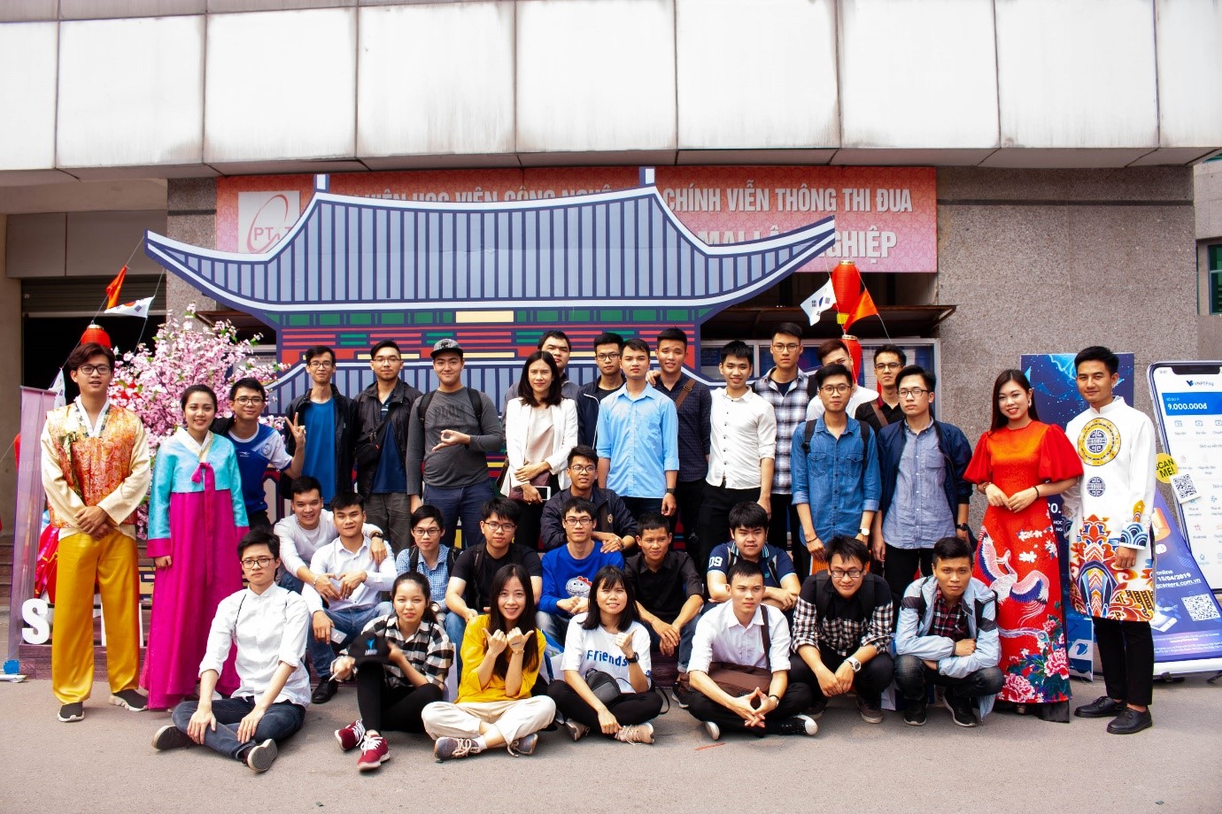 Students from the Faculty of Information Technology participated in a seminar and exhibition on human resource development in the IT industry.